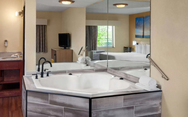 Days Inn by Wyndham Rockford I-90 Casino District