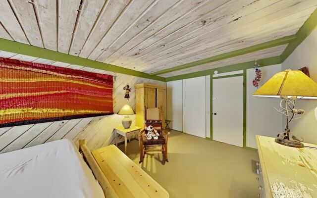 One Bedrooms At Snowbird Condos Slopeside - Free Wifi & Assigned Parking!