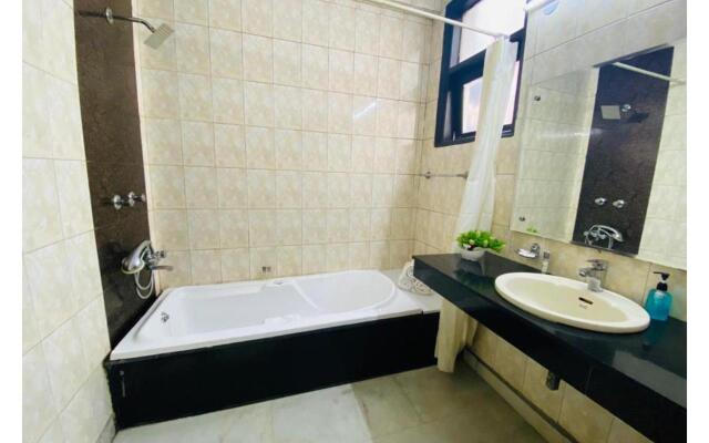 BluO Studio - Defence Colony - BathTub, Balcony