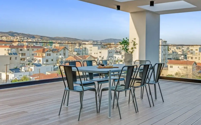 Sanders Crystal 2 - Lovely 2-bdr Apt With Shared Rooftop