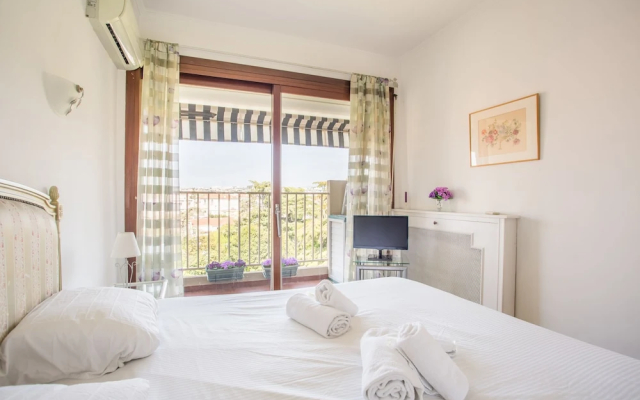Large One BDRM flat A/C with fabulous Terrace Roof by Weekome - Hotel in Cannes - Photo 2