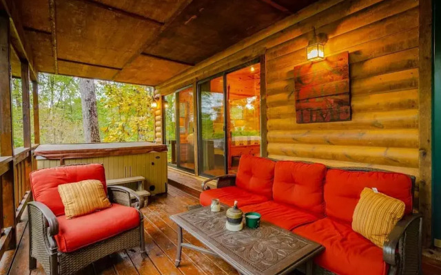 Crooked Pine Cabin With Swing and Hot Tub on the Deck by Redawning