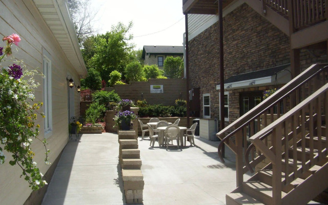 Price Pointe Inn