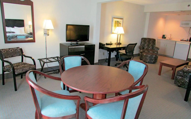 La Quinta Inn & Suites by Wyndham Clearwater South