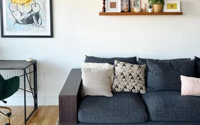 Stunning Riverside View Apartment, near Canary Wharf & O2
