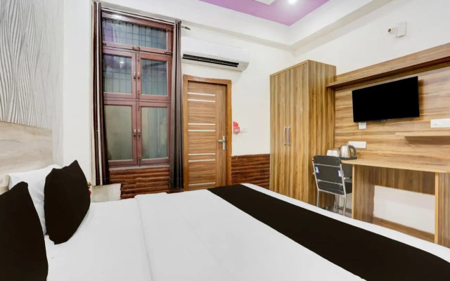 OYO 16721 Divine Hotel
