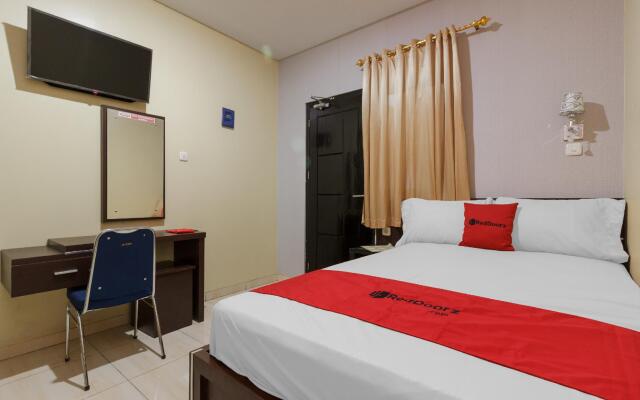 RedDoorz Plus near Pantai Malalayang Manado