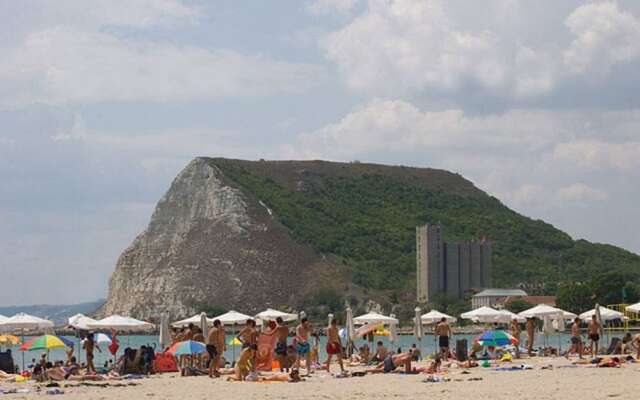 Stunning Beach Apart-sleeps 5! Pool & Sea Views!