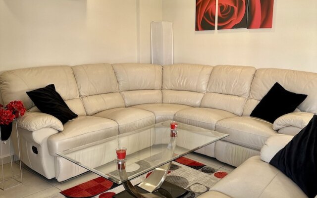 Wonderful 3 bed Duplex in Sought After Prime Community