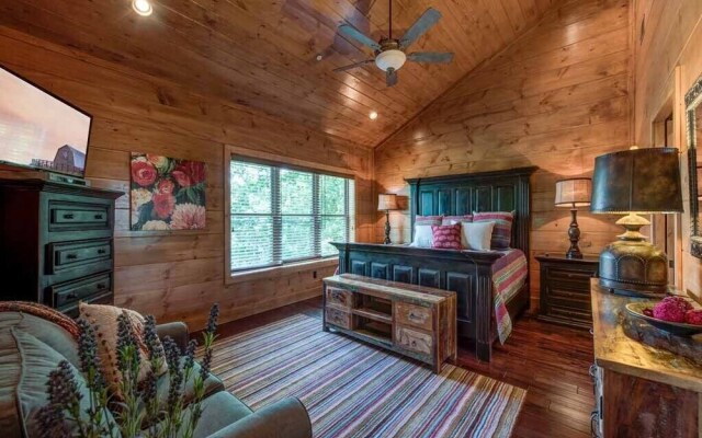 Bear Elegance - Three Bedroom Cabin