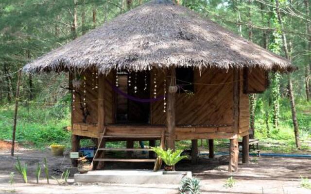 Tawan Bar and Bungalow