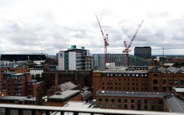 Modern 2 Bedroom Flat City Centre with Parking/Balcony