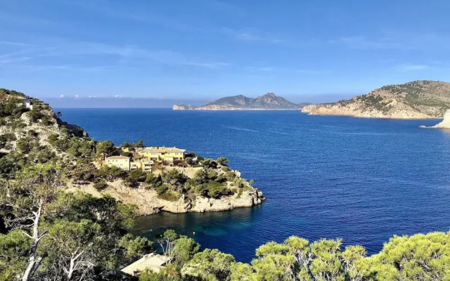 Sea-view Villa Near Port