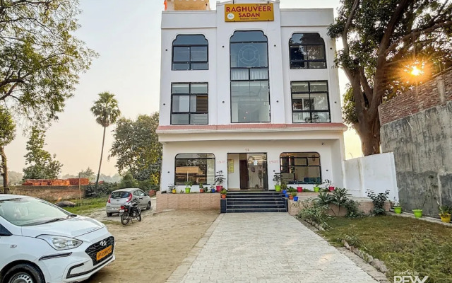 Raghuveer Sadan, Near Ram Mandir - 10 Min Walk