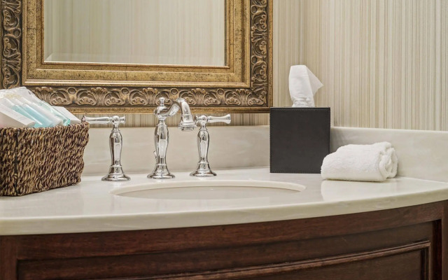 The Mount Vernon Grand Hotel