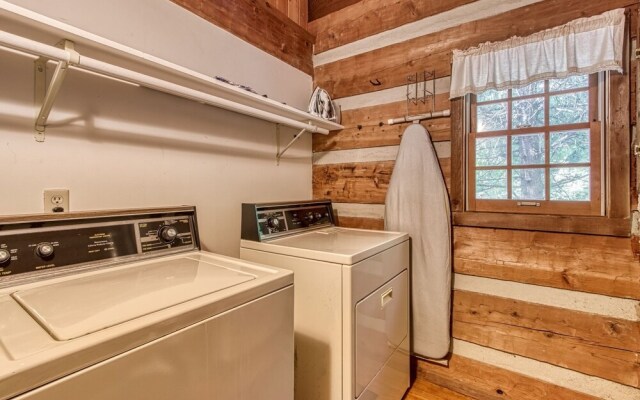 Valhalla - Private Rustic Getaway 2 Bedroom Cabin by RedAwning