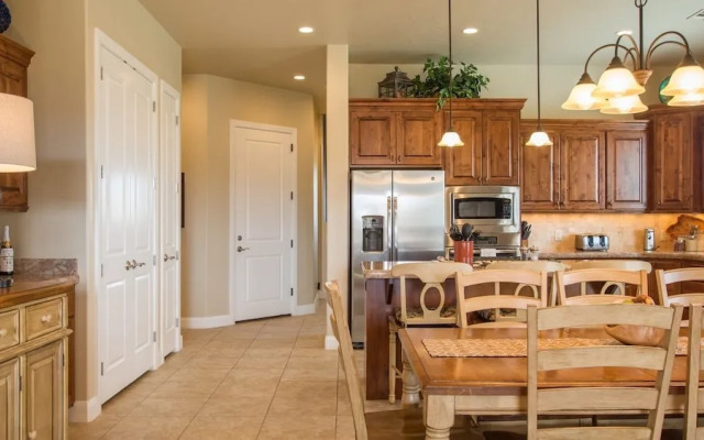 Sun-e-scape 3 Bedroom Apts by RedAwning