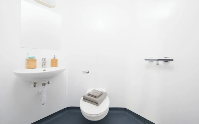 Student Only Ensuite Room in Apt London
