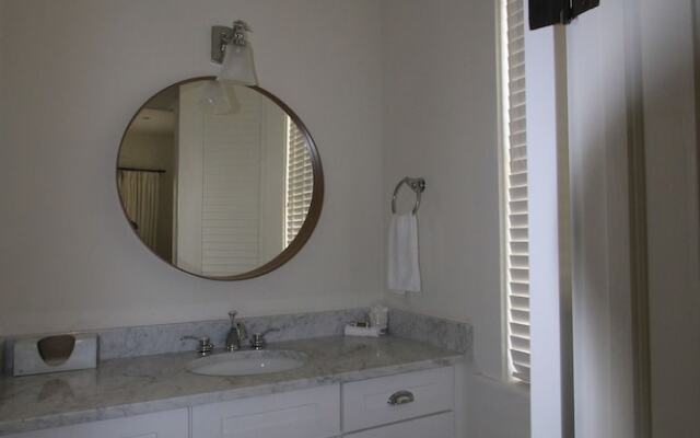 The Sandpiper Inn & Cottages