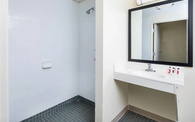 Days Inn by Wyndham Macon I-75 North