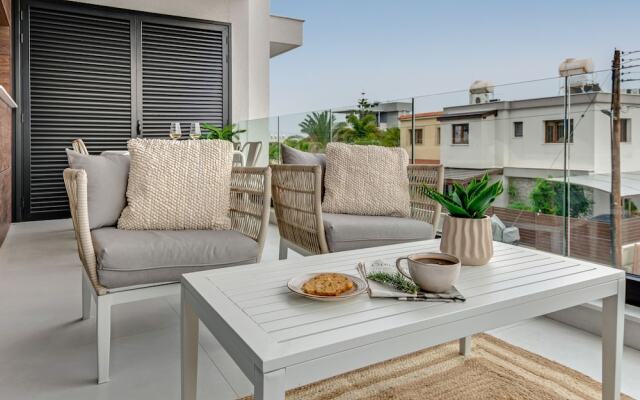 Sanders Only - Lovely 1-bdr Apt With two Balconies
