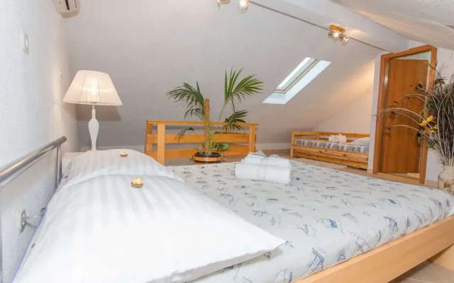 Apartments Tino- Two Bedroom Apartment With Terrace and Sea View