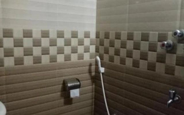 Royal Living Hotel & Suites