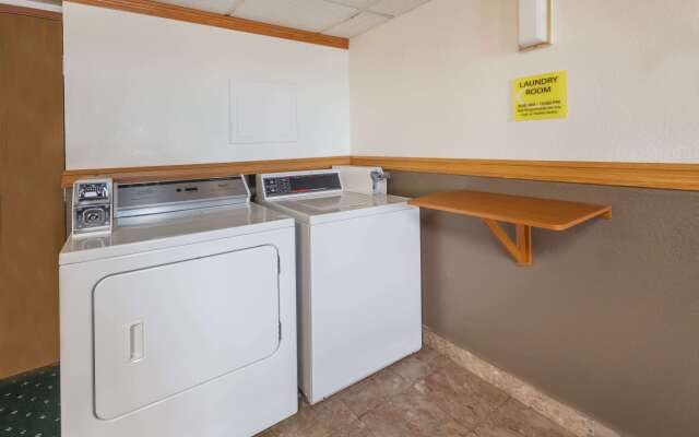 Super 8 by Wyndham Ionia MI