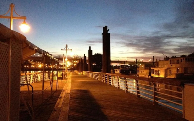The Covington Houseboat
