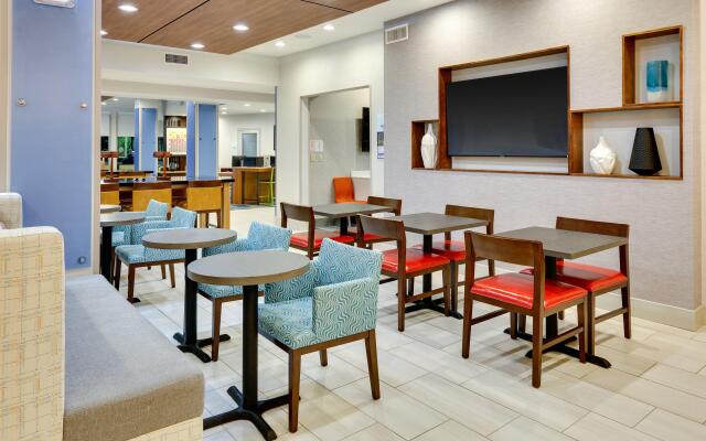 Holiday Inn Express & Suites Dallas NW - Farmers Branch by IHG
