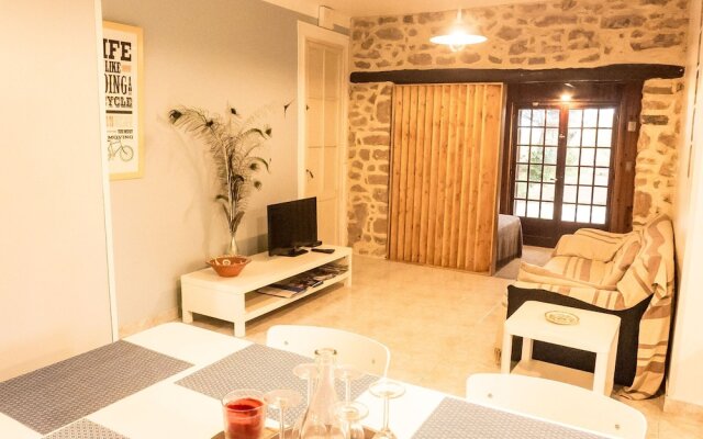 Charming Hunting Lodge near Loupian with garden