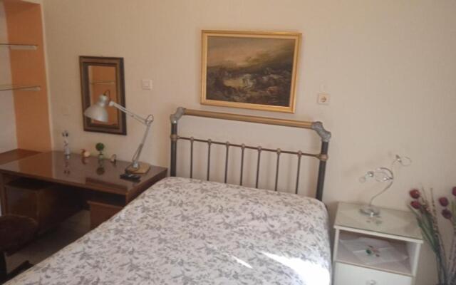 Γκαρσονιέρα 32τμ με αυλή και πάρκινγκ