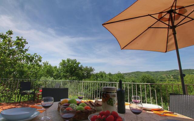 Luxurious Villa in Monte San Savino with Jacuzzi