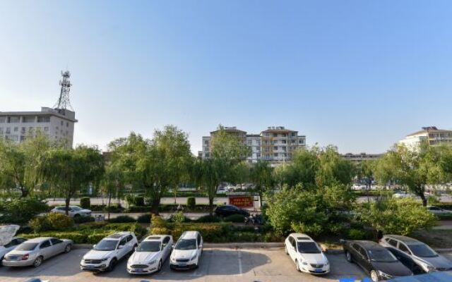 Seven o'clock Sunshine E-sports Hotel (Hebi Xinghe Street Yulong Shopping Center)