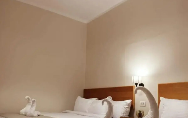 Antique Pyramids Inn