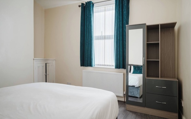 6-bed Manchester Holiday