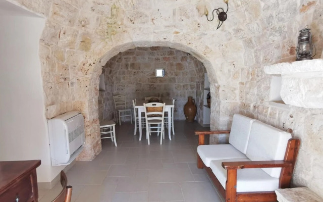 Antico trullo ristrutturato con piscina e giardino