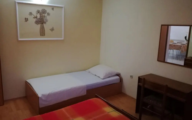 Robi- Swimming Pool and Beautiful Garden - A2-crveni