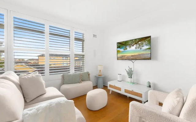 Bright 2-bed Flat With Balcony in Vaucluse
