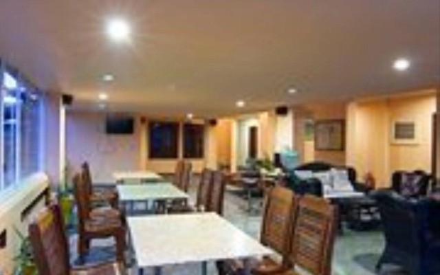 G Eleven Hotel