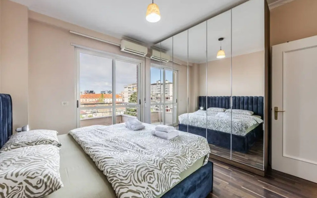 Spacious City-view Apartment Overlooking Shkod r