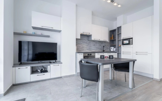 BpR CHIC White Home with Terrace & A/C & Garage