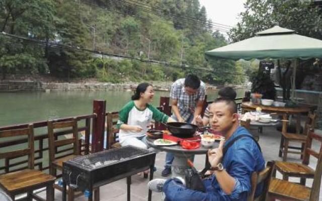 Fenghuang Tujia Ethnic Minority River View Hotel