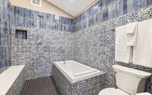 Park Forest  4 Bedroom Home by RedAwning