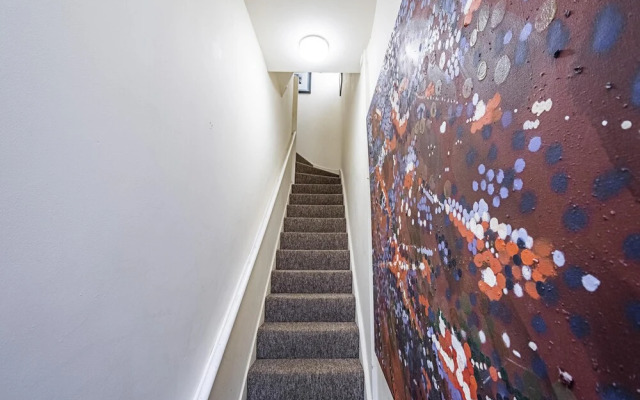 Incredible Light Filled Studio Apartment + Free Parking Sleeps 4