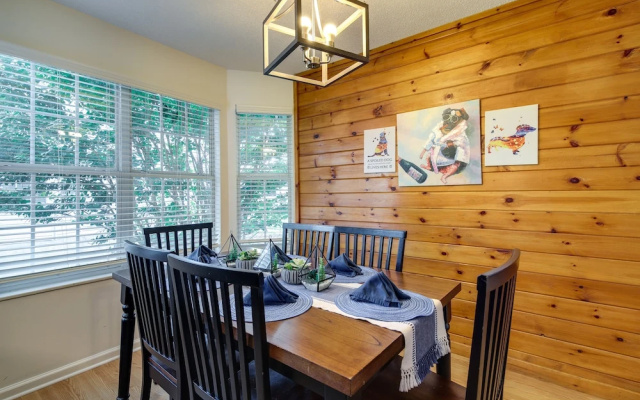 Pet-friendly Pigeon Forge Home w/ Deck!