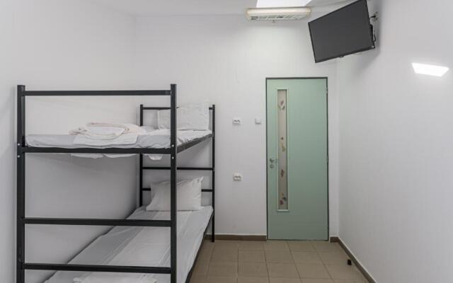 Hostel Ghimbav Airport