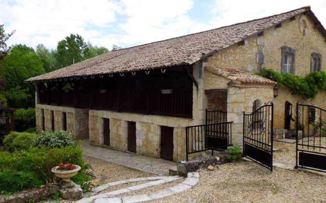 House With 4 Bedrooms in Saint-front-de-pradoux, With Shared Pool and Furnished Garden