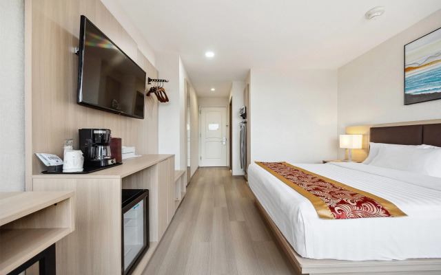 Ramada by Wyndham Flushing Queens