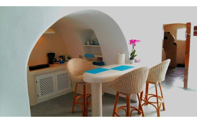 Fira White Residence